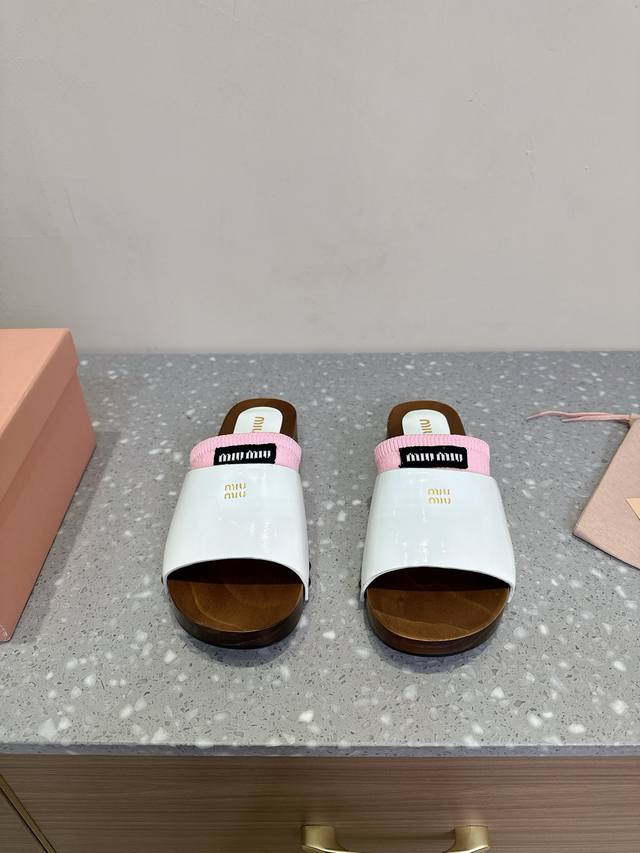 Miu Miu 繆繆 配有袜子一对 25ss春夏 木板拖鞋 Miumiu的这双拖鞋，针织袜套穿硬底拖鞋，多种色彩，混搭的，必将成为明年夏季的一道风景线鞋面：进口