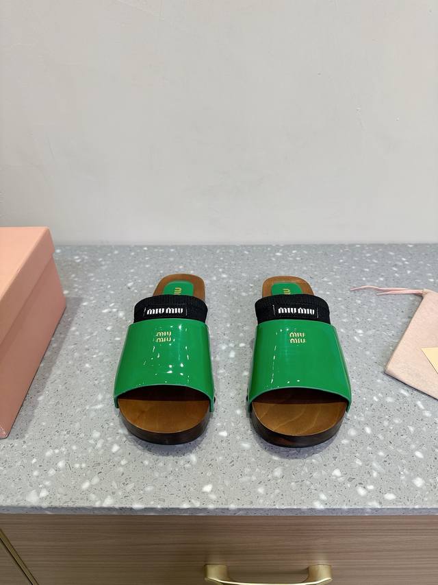 Miu Miu 繆繆 配有袜子一对 25ss春夏 木板拖鞋 Miumiu的这双拖鞋，针织袜套穿硬底拖鞋，多种色彩，混搭的，必将成为明年夏季的一道风景线鞋面：进口
