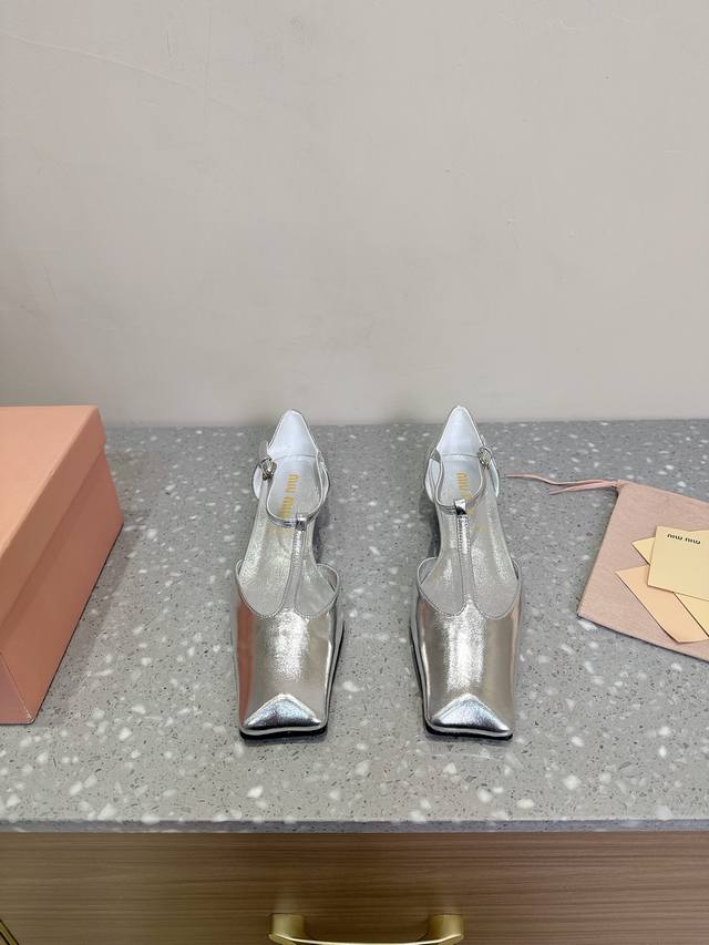 Miu Miu 缪缪 25ss春夏新款 方头 粗跟 包头凉鞋低跟包头穆勒拖鞋上脚果然更惊艳~个性方头非常百搭，而且高度也太适合我了，穿着不累脚 绝对入手不亏的一