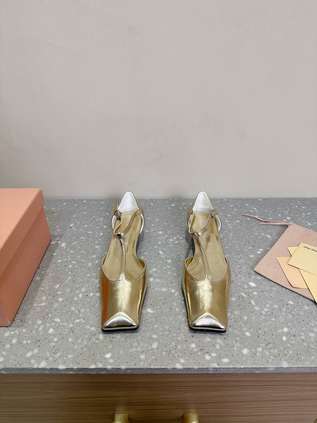 Miu Miu 缪缪 25ss春夏新款 方头 粗跟 包头凉鞋低跟包头穆勒拖鞋上脚果然更惊艳~个性方头非常百搭，而且高度也太适合我了，穿着不累脚 绝对入手不亏的一