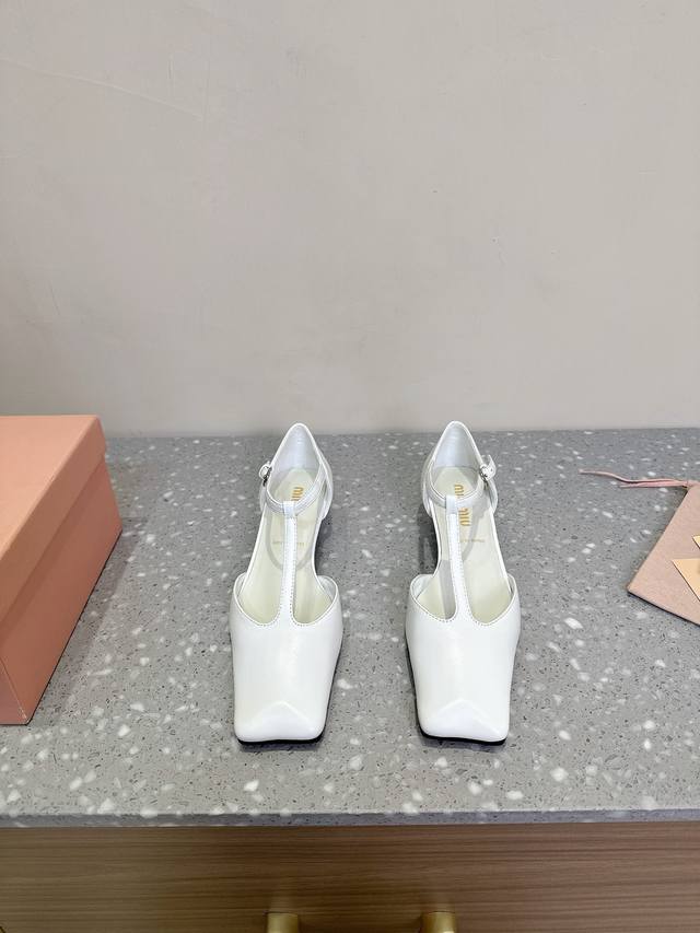Miu Miu 缪缪 25ss春夏新款 方头 粗跟 包头凉鞋低跟包头穆勒拖鞋上脚果然更惊艳~个性方头非常百搭，而且高度也太适合我了，穿着不累脚 绝对入手不亏的一