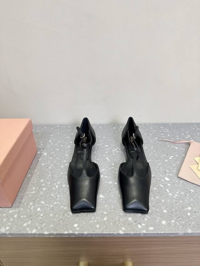 Miu Miu 缪缪 25ss春夏新款 方头 粗跟 包头凉鞋低跟包头穆勒拖鞋上脚果然更惊艳~个性方头非常百搭，而且高度也太适合我了，穿着不累脚 绝对入手不亏的一