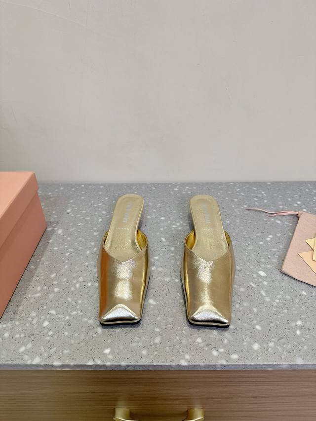 Miu Miu 缪缪 25ss春夏新款 方头 粗跟 穆勒 半拖低跟包头穆勒拖鞋上脚果然更惊艳~个性方头非常百搭，而且高度也太适合我了，穿着不累脚 绝对入手不亏的