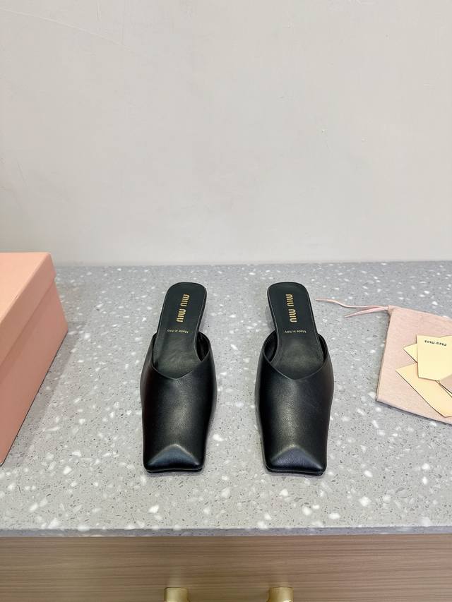 Miu Miu 缪缪 25ss春夏新款 方头 粗跟 穆勒 半拖低跟包头穆勒拖鞋上脚果然更惊艳~个性方头非常百搭，而且高度也太适合我了，穿着不累脚 绝对入手不亏的