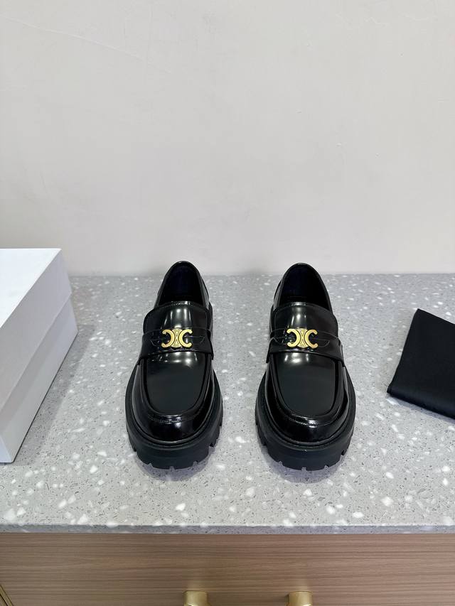 Celine 赛琳 25ss最新爆款 厚底 乐福鞋赛琳真的是开了挂、太有特色了今年必须要入手一双celine乐福鞋 ，复古风经典款 超级百搭 简单大气 无论裙装