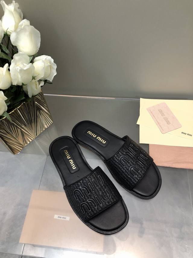 代购级Miu Miu2025春夏系列拉菲草编织皮质Logo半拖 Zp开发 原版拆卸 对版 秒杀市面版本 Miu夏日风情 真的太少女啦！小羊皮超级软糯 喜欢可以冲