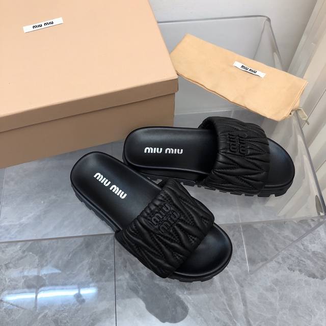 Miumi*2025ss春夏新款平底小羊皮凉鞋拖鞋 顶级版本 Zp开发 原版拆卸 对版菱格纹 秒杀市面普通版本，miumiu真的太少女啦！小羊皮超级软糯 舒适度