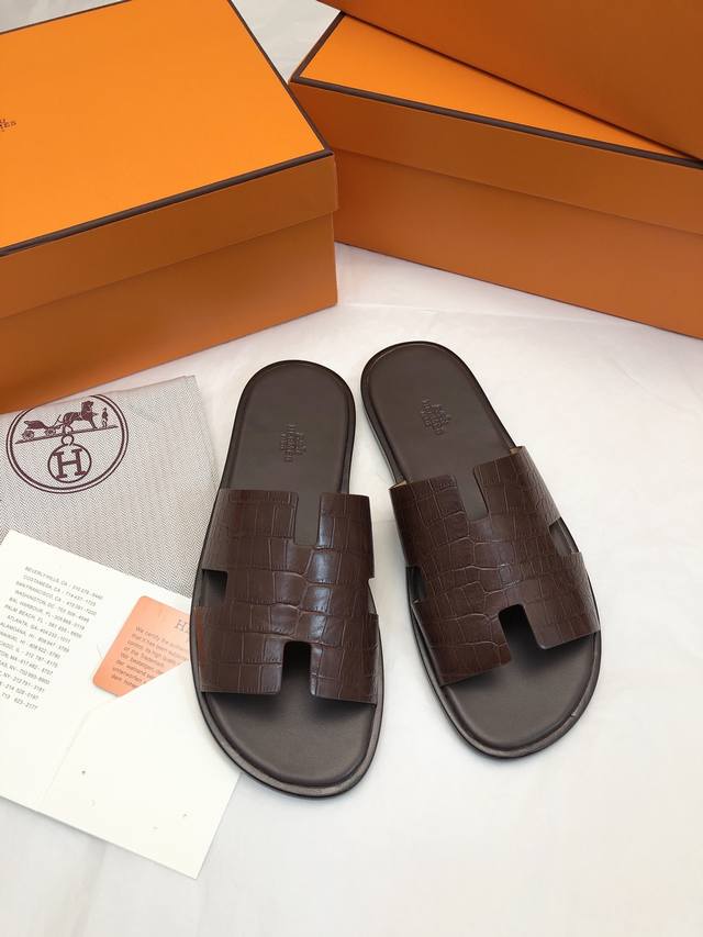18号色2025- 升级版Herme℃愛玛士 万年经典 男士 H拖鞋。 男士潇洒 H拖鞋，纯手工 工艺产品 ，至尊代购级！采用: 法国进口 swift皮，质感超