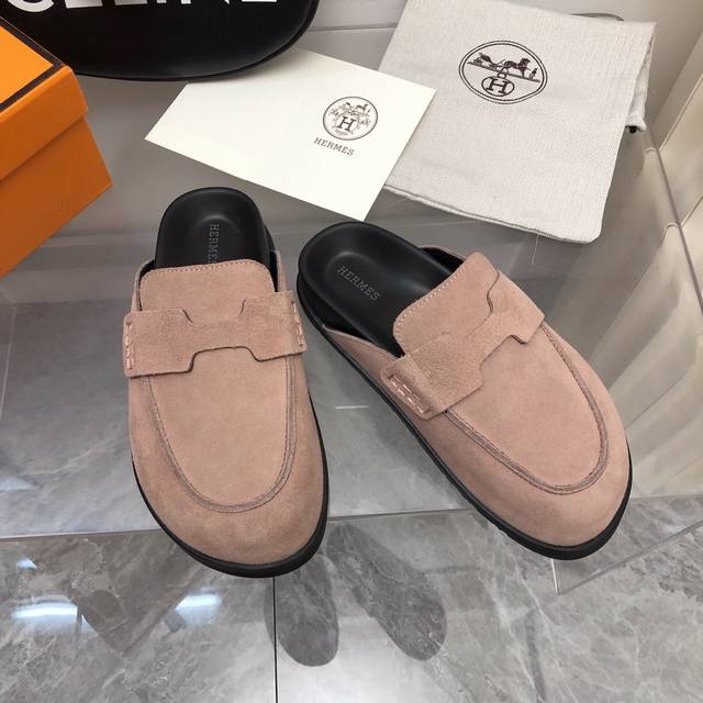 HERMES 爱马仕呆萌穆勒半拖勃肯鞋 夏天真的太需要百搭拖鞋了，怎么搭配都好看，随意且高级的感觉舒适度也很棒，搭配各种彩色袜子，潮爆了进口牛反绒面料 羊皮内里