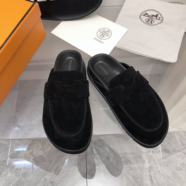 HERMES 爱马仕呆萌穆勒半拖勃肯鞋 夏天真的太需要百搭拖鞋了，怎么搭配都好看，随意且高级的感觉舒适度也很棒，搭配各种彩色袜子，潮爆了进口牛反绒面料 羊皮内里