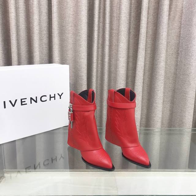 顶级版本 定做款 GIVENCHY纪梵希新款时尚短靴亮泽皮革靴原版1:1开发，腿部饰有皮革束带，搭配金属扣，侧面饰有金色不对称4G LOGO金属挂锁，杏仁形鞋头