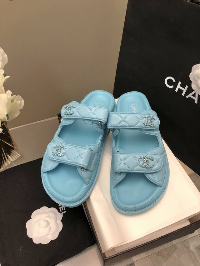 chanel 25p 凉鞋新品小香魔术贴拖鞋25春夏新品经典款的改造，太好看了吧！菱格松糕底沙滩凉鞋 拖鞋 优雅高贵 舒适百搭鞋面：小羊皮垫脚：羊皮鞋底：牛皮底