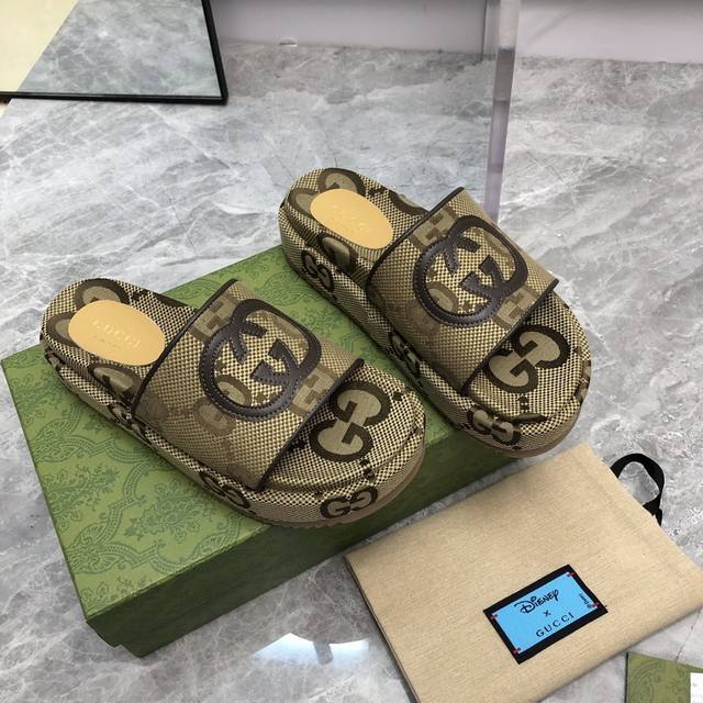 新版Gucci Summer最新限量厚底拖鞋 顶级品质发售 购入正品开发原版特殊印刷工艺印花 内里羊皮 配合意大利私模大底 整双鞋子行云流水 技术过硬 材质与工