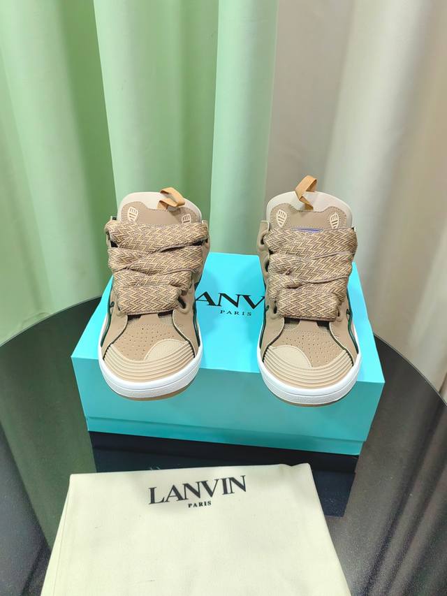 Lanvin × Gallery Department 联名款限定系列；沉稳、笃定、活泼、经典与潮流、成熟与青春；诠释多面魅力组合构成一个五彩斑斓的艺术品浪凡情
