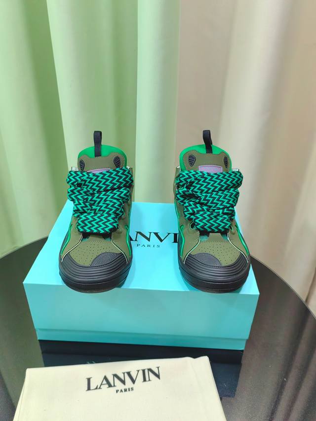 Lanvin × Gallery Department 联名款限定系列；沉稳、笃定、活泼、经典与潮流、成熟与青春；诠释多面魅力组合构成一个五彩斑斓的艺术品浪凡情