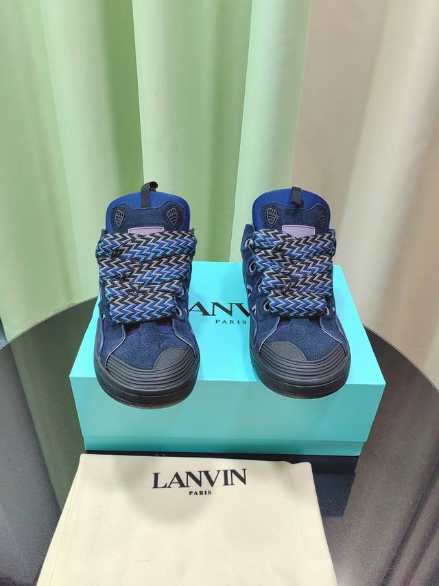 Lanvin × Gallery Department 联名款限定系列；沉稳、笃定、活泼、经典与潮流、成熟与青春；诠释多面魅力组合构成一个五彩斑斓的艺术品浪凡情