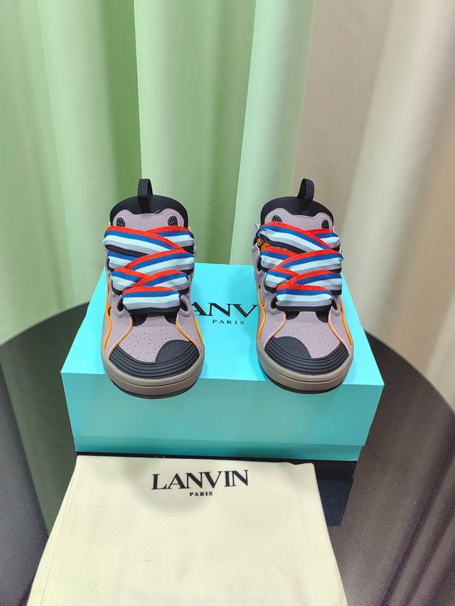 Lanvin × Gallery Department 联名款限定系列；沉稳、笃定、活泼、经典与潮流、成熟与青春；诠释多面魅力组合构成一个五彩斑斓的艺术品浪凡情