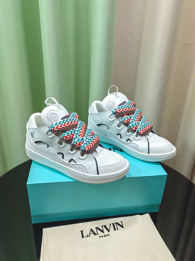 Lanvin × Gallery Department 联名款限定系列；沉稳、笃定、活泼、经典与潮流、成熟与青春；诠释多面魅力组合构成一个五彩斑斓的艺术品浪凡情