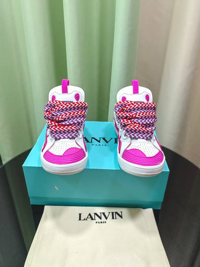 Lanvin × Gallery Department 联名款限定系列；沉稳、笃定、活泼、经典与潮流、成熟与青春；诠释多面魅力组合构成一个五彩斑斓的艺术品浪凡情