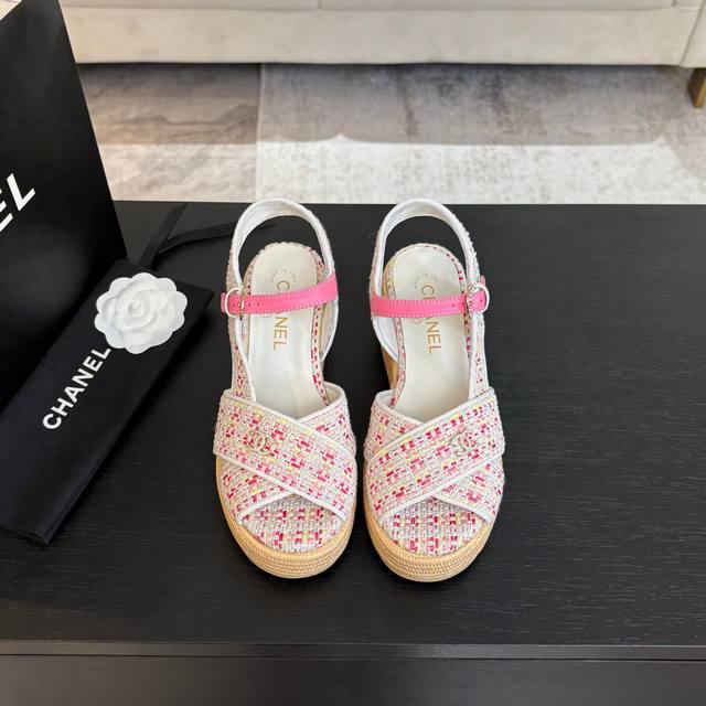 Chanel 25C秀款厚底防水台凉鞋！鞋面羊京，防水台4cm，后跟12cm！上脚后很稳！穿上立马两米八内里垫脚羊皮，原版大底。Size:35-39 40定做