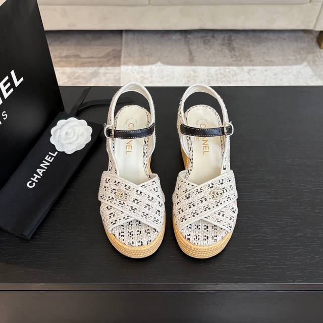 Chanel 25C秀款厚底防水台凉鞋！鞋面羊京，防水台4cm，后跟12cm！上脚后很稳！穿上立马两米八内里垫脚羊皮，原版大底。Size:35-39 40定做