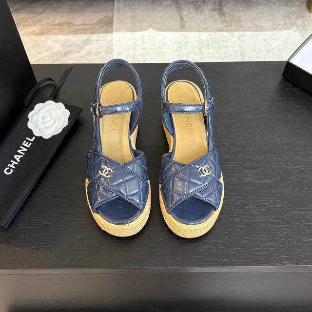 Chanel 25C秀款厚底防水台凉鞋！鞋面羊京，防水台4cm，后跟12cm！上脚后很稳！穿上立马两米八内里垫脚羊皮，原版大底。Size:35-39 40定做