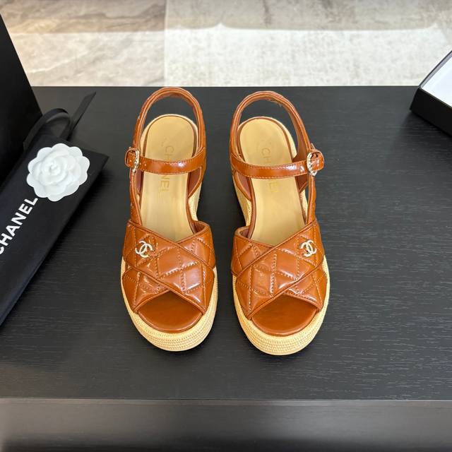 Chanel 25C秀款厚底防水台凉鞋！鞋面羊京，防水台4cm，后跟12cm！上脚后很稳！穿上立马两米八内里垫脚羊皮，原版大底。Size:35-39 40定做