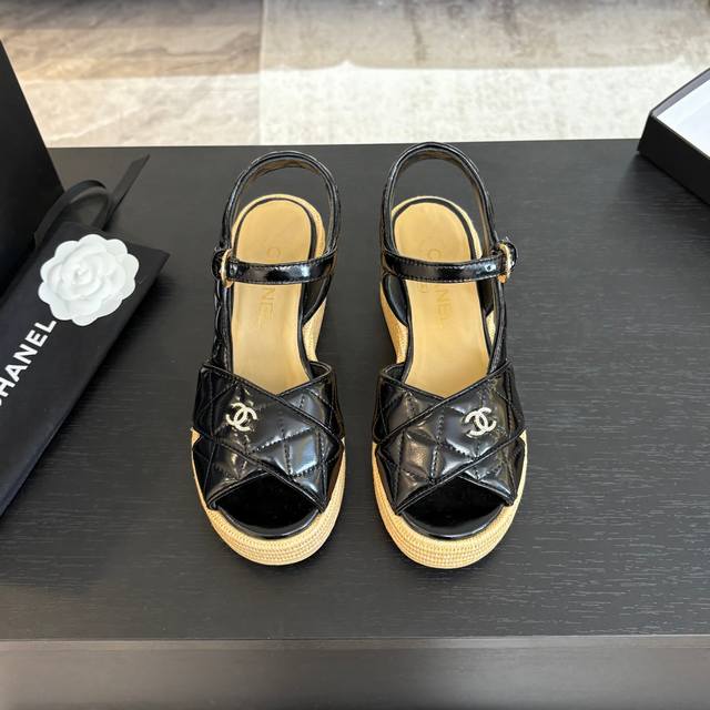 Chanel 25C秀款厚底防水台凉鞋！鞋面羊京，防水台4cm，后跟12cm！上脚后很稳！穿上立马两米八内里垫脚羊皮，原版大底。Size:35-39 40定做