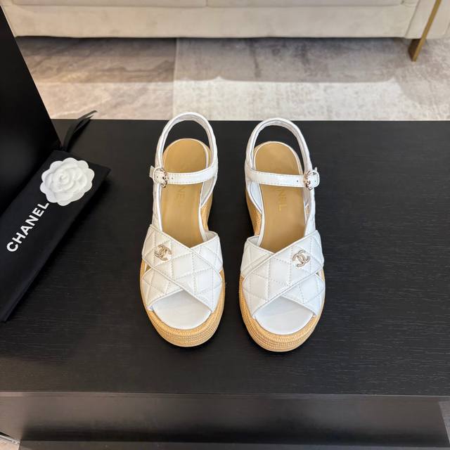 Chanel 25C秀款厚底防水台凉鞋！鞋面羊京，防水台4cm，后跟12cm！上脚后很稳！穿上立马两米八内里垫脚羊皮，原版大底。Size:35-39 40定做