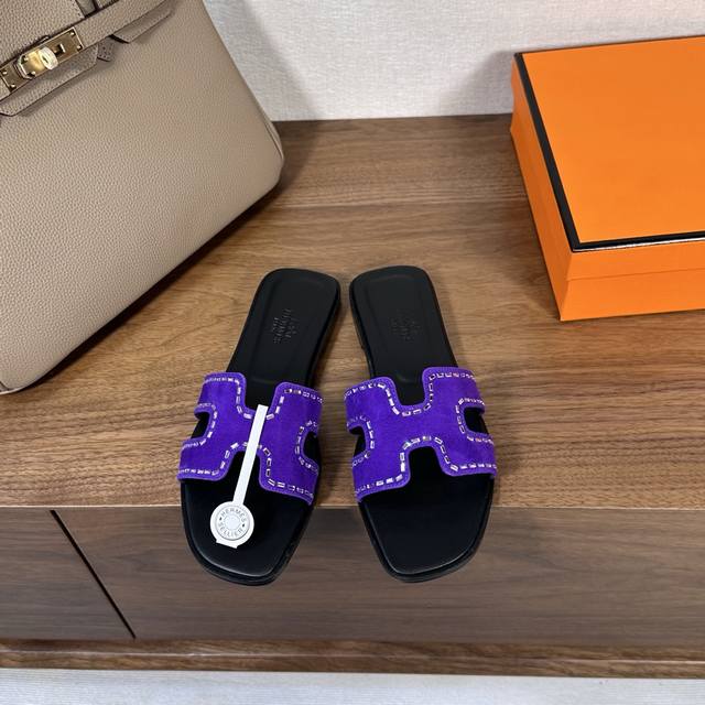 出厂价 Hermes 爱马仕H拖鞋Oran凉鞋系列 时尚又百搭 超级舒服 每个细节都做到极致 原版麂皮 原版1:1独家私模鞋面 原版真皮沿条大底 包装: 每对鞋