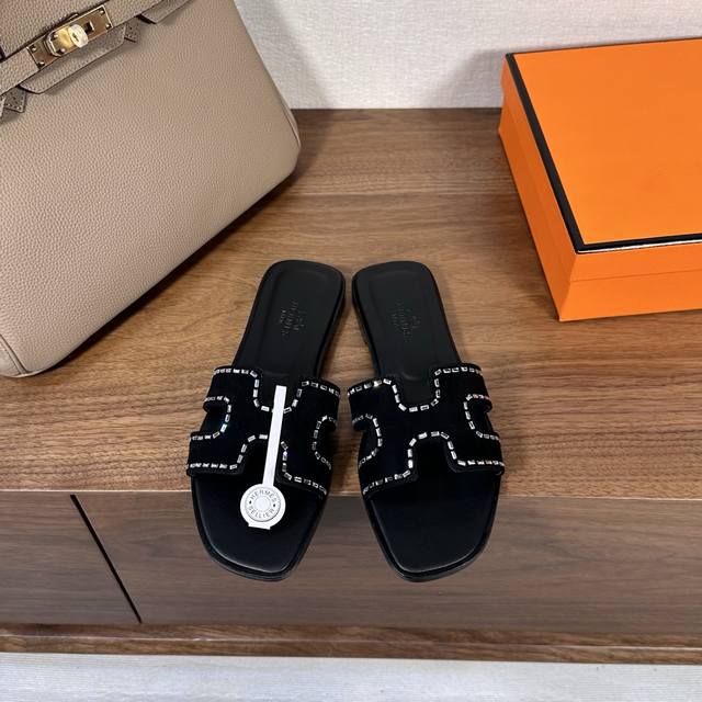 出厂价 Hermes 爱马仕H拖鞋Oran凉鞋系列 时尚又百搭 超级舒服 每个细节都做到极致 原版麂皮 原版1:1独家私模鞋面 原版真皮沿条大底 包装: 每对鞋