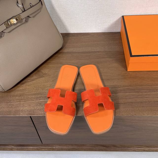 出厂价 Hermes 爱马仕H拖鞋Oran凉鞋系列 时尚又百搭 超级舒服 每个细节都做到极致 原版麂皮 原版1:1独家私模鞋面 原版真皮沿条大底 包装: 每对鞋