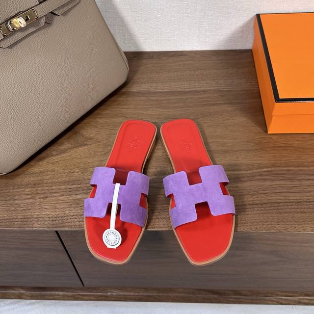 出厂价 Hermes 爱马仕H拖鞋Oran凉鞋系列 时尚又百搭 超级舒服 每个细节都做到极致 原版麂皮 原版1:1独家私模鞋面 原版真皮沿条大底 包装: 每对鞋