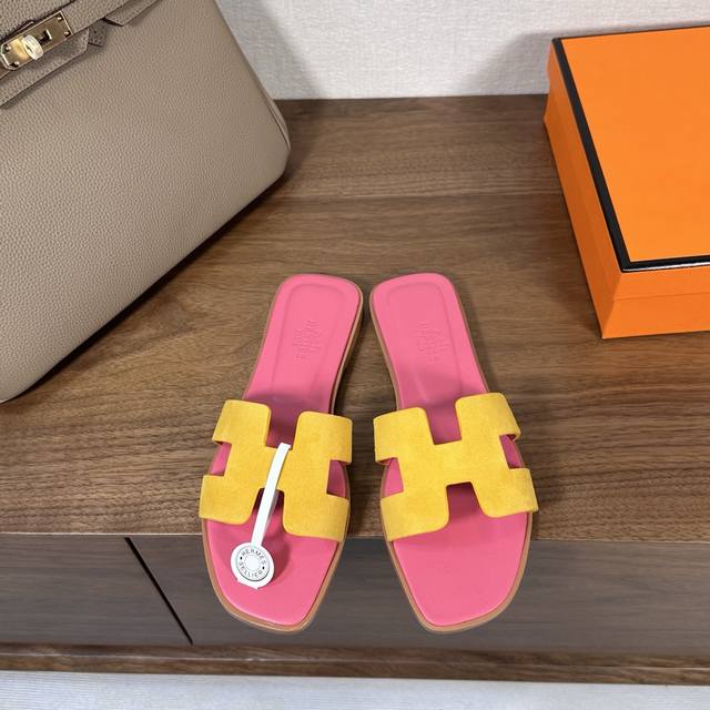 出厂价 Hermes 爱马仕H拖鞋Oran凉鞋系列 时尚又百搭 超级舒服 每个细节都做到极致 原版麂皮 原版1:1独家私模鞋面 原版真皮沿条大底 包装: 每对鞋