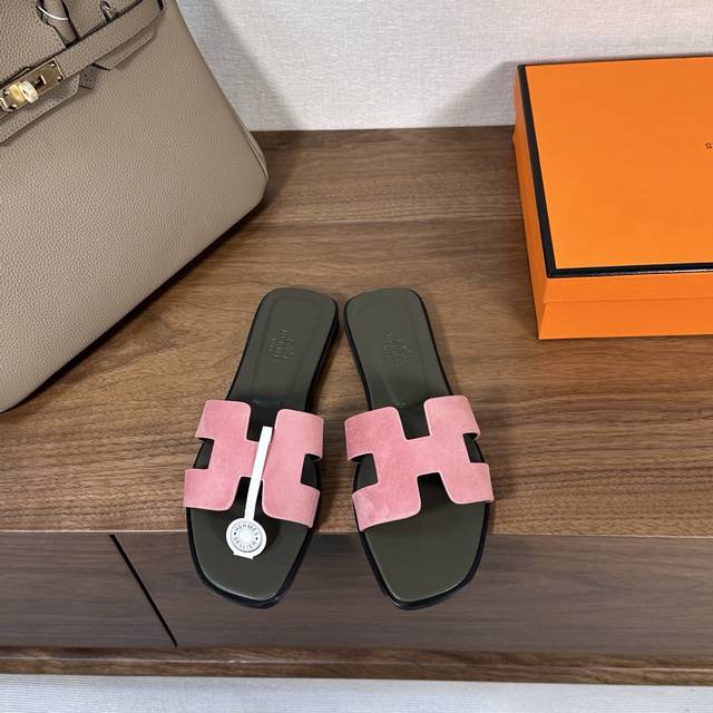 出厂价 Hermes 爱马仕H拖鞋Oran凉鞋系列 时尚又百搭 超级舒服 每个细节都做到极致 原版麂皮 原版1:1独家私模鞋面 原版真皮沿条大底 包装: 每对鞋