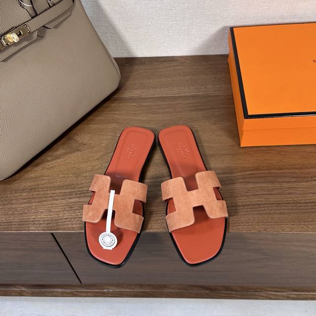 出厂价 Hermes 爱马仕H拖鞋Oran凉鞋系列 时尚又百搭 超级舒服 每个细节都做到极致 原版麂皮 原版1:1独家私模鞋面 原版真皮沿条大底 包装: 每对鞋