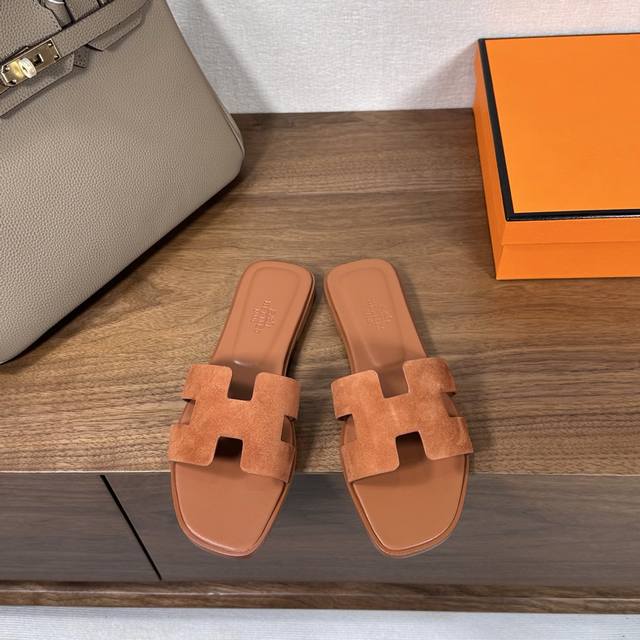 出厂价 Hermes 爱马仕H拖鞋Oran凉鞋系列 时尚又百搭 超级舒服 每个细节都做到极致 原版麂皮 原版1:1独家私模鞋面 原版真皮沿条大底 包装: 每对鞋