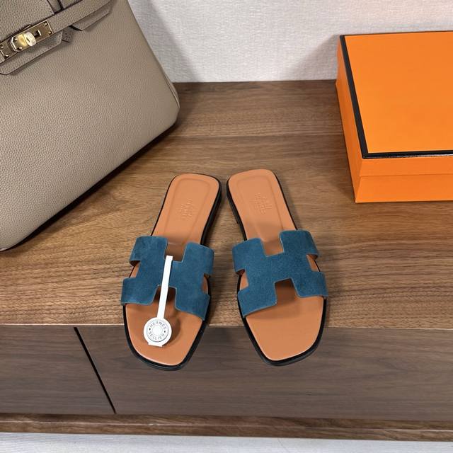 出厂价 Hermes 爱马仕H拖鞋Oran凉鞋系列 时尚又百搭 超级舒服 每个细节都做到极致 原版麂皮 原版1:1独家私模鞋面 原版真皮沿条大底 包装: 每对鞋