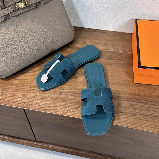 出厂价 Hermes 爱马仕H拖鞋Oran凉鞋系列 时尚又百搭 超级舒服 每个细节都做到极致 原版麂皮 原版1:1独家私模鞋面 原版真皮沿条大底 包装: 每对鞋