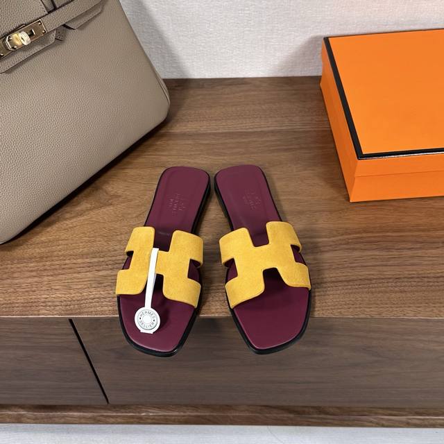 出厂价 Hermes 爱马仕H拖鞋Oran凉鞋系列 时尚又百搭 超级舒服 每个细节都做到极致 原版麂皮 原版1:1独家私模鞋面 原版真皮沿条大底 包装: 每对鞋