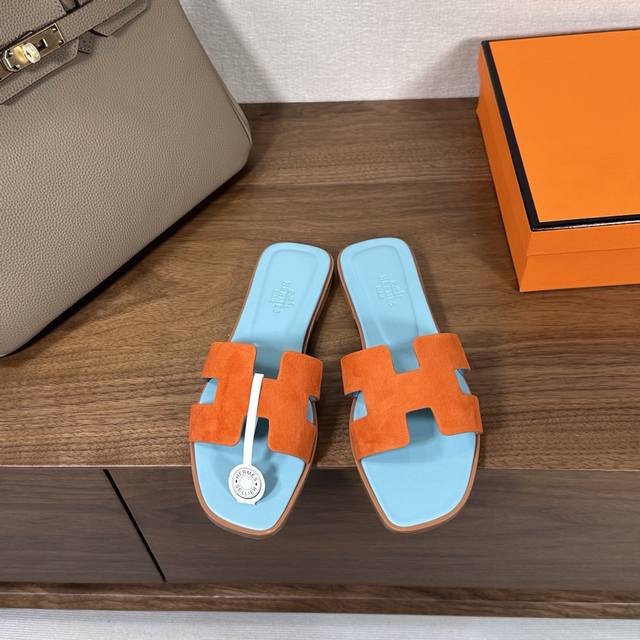出厂价 Hermes 爱马仕H拖鞋Oran凉鞋系列 时尚又百搭 超级舒服 每个细节都做到极致 原版麂皮 原版1:1独家私模鞋面 原版真皮沿条大底 包装: 每对鞋