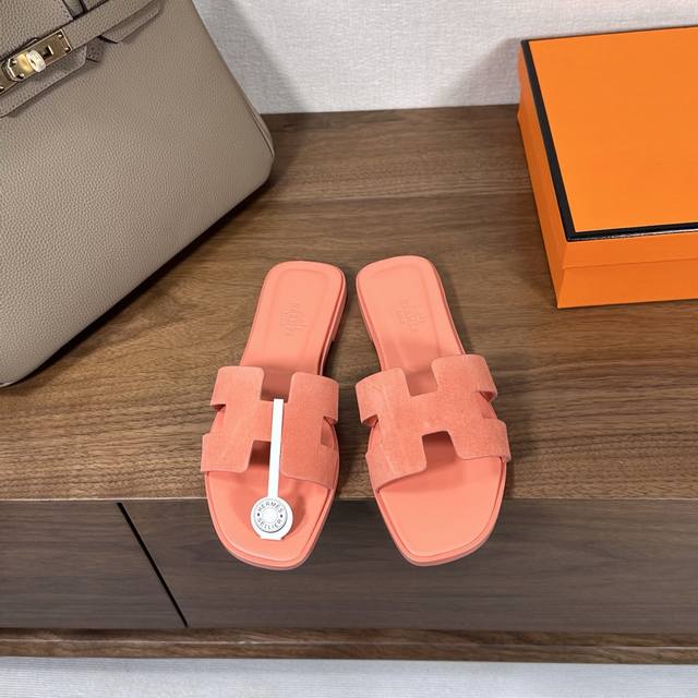 出厂价 Hermes 爱马仕H拖鞋Oran凉鞋系列 时尚又百搭 超级舒服 每个细节都做到极致 原版麂皮 原版1:1独家私模鞋面 原版真皮沿条大底 包装: 每对鞋