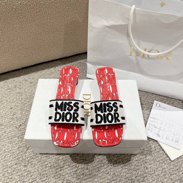 代购级别！2024新款迪奥miss Dior 系列平底拖鞋，经典上乘美艳力作 dior专柜最火春夏系列 兼备气质 时尚 经典耐看的设计风格 上脚效果特别美！原版