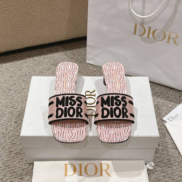 代购级别！2024新款迪奥miss Dior 系列平底拖鞋，经典上乘美艳力作 dior专柜最火春夏系列 兼备气质 时尚 经典耐看的设计风格 上脚效果特别美！原版