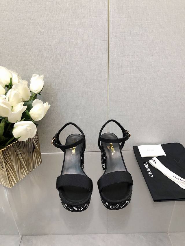 CHANE* ｜小香23K新品绝美T子带粗跟水钻凉鞋又是被种草的凉鞋系列粗跟真的绝 逛街 晚会必备单品鞋面采用定制小羊皮内里垫脚为羊皮 意大利进口真皮大底跟高