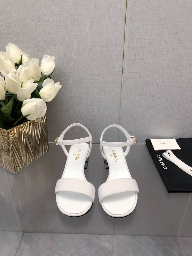 CHANE* ｜小香23K新品绝美T子带粗跟水钻凉鞋又是被种草的凉鞋系列粗跟真的绝 逛街 晚会必备单品鞋面采用定制小羊皮内里垫脚为羊皮 意大利进口真皮大底跟高