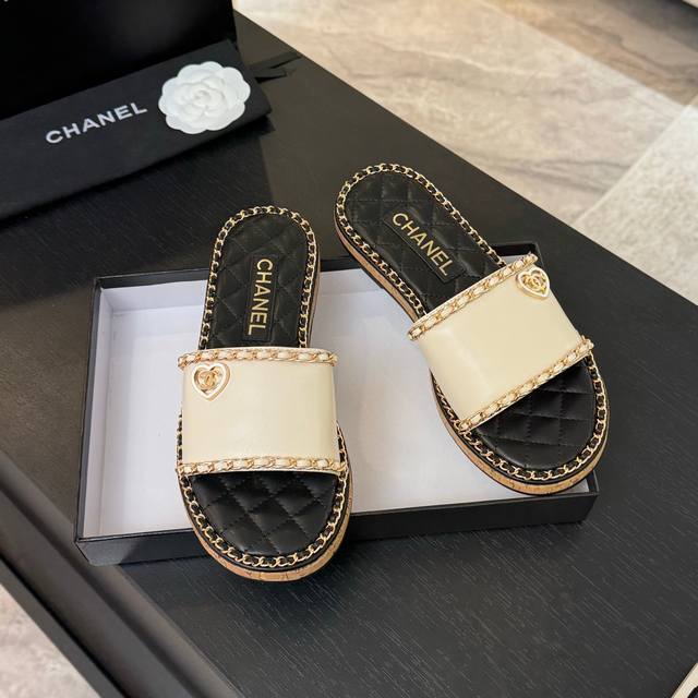 CHANE*｜小香25C春夏新品度假厚底链条双C爱心凉拖拖鞋这一季度假凉拖系列真的超美 搭配链条双C五金装饰 简约百搭上脚超级美的 怎么看怎么好看 Go 材质：