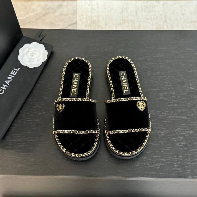 CHANE*｜小香25C春夏新品度假厚底链条双C爱心凉拖拖鞋这一季度假凉拖系列真的超美 搭配链条双C五金装饰 简约百搭上脚超级美的 怎么看怎么好看 Go 材质：