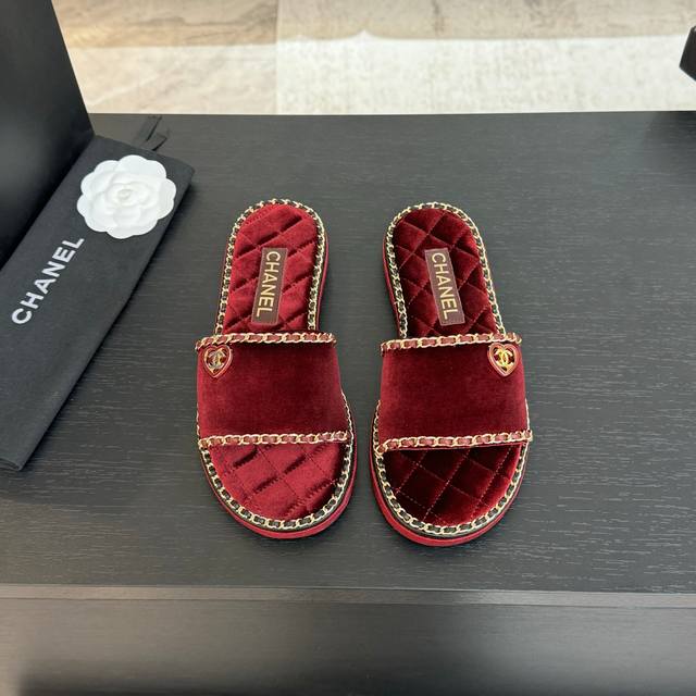 CHANE*｜小香25C春夏新品度假厚底链条双C爱心凉拖拖鞋这一季度假凉拖系列真的超美 搭配链条双C五金装饰 简约百搭上脚超级美的 怎么看怎么好看 Go 材质：