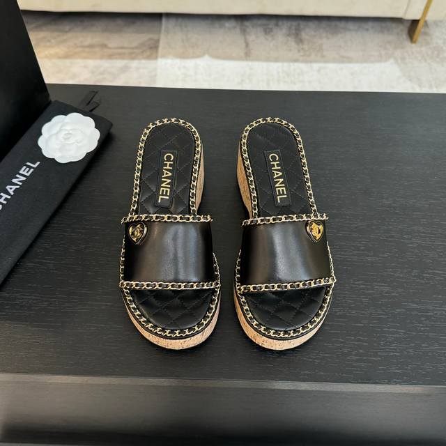 CHANE*｜小香25C春夏新品度假厚底链条双C爱心凉拖拖鞋这一季度假凉拖系列真的超美 搭配链条双C五金装饰 简约百搭上脚超级美的 怎么看怎么好看 Go 材质：
